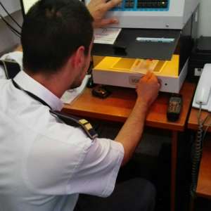 Cartea de identitate românească falsă, în portofelul unui bărbat