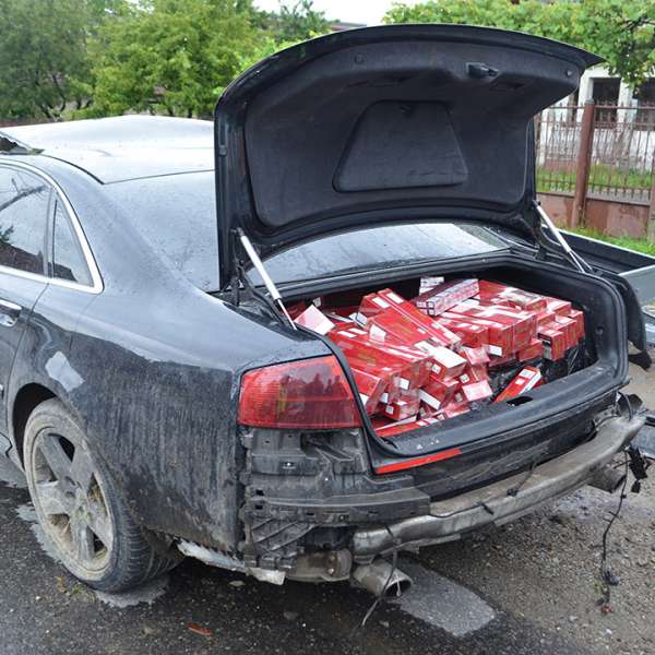 Ţigări de contrabandă transportate peste frontieră