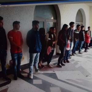 32 de irakieni, solicitanţi de azil în România,  ascunşi într-un TIR cu mobila