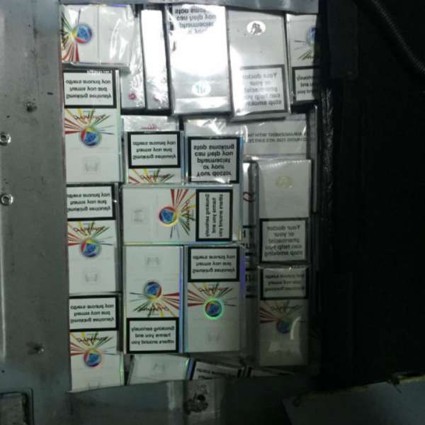 Țigări ascunse în podeaua dublă a unui autoturism, confiscate în Punctul de Trecere a Frontierei Porțile de Fier I