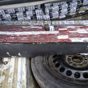 Ţigarete de contrabandă ascunse pe rezervorul unui autoturism