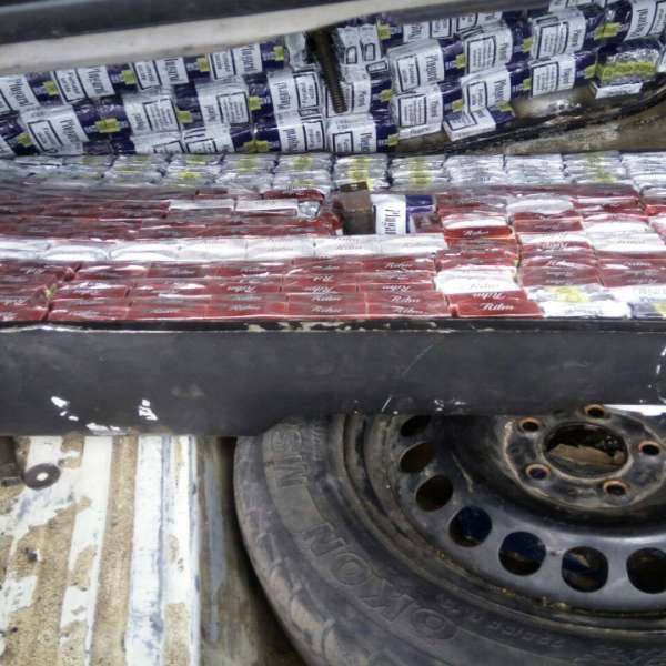 Ţigarete de contrabandă ascunse pe rezervorul unui autoturism