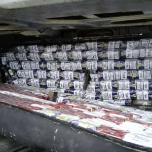 Ţigarete de contrabandă ascunse pe rezervorul unui autoturism