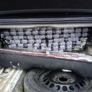Ţigarete de contrabandă ascunse pe rezervorul unui autoturism
