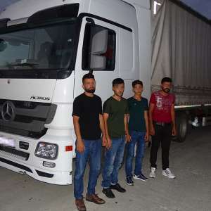 Patru sirieni ascunşi într-un autocamion, descoperiţi la P.T.F. Zimnicea