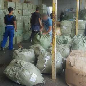 Sute de mii de articole de divertisment pentru copii, susceptibile a fi contrafăcute şi nedeclarate, confiscate în Portul Constanţa Sud Agigea