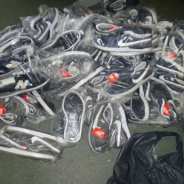 Articole vestimentare, susceptibile a fi contrafăcute, confiscate la P.T.F. Giurgiu