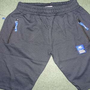 Articole vestimentare,  susceptibile a fi contrafăcute,  confiscate la P.T.F. Giurgiu