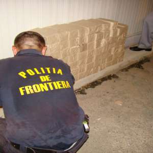 Aproximativ 30.000 de ţigarete, ascunse printre minereu de fier,  transportat de un tren de marfă