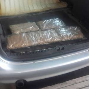 Peste 2.8 kg marijuana ascunse în portbagajul unui autoturism, descoperite la Punctul de Trecere a Frontierei Calafat