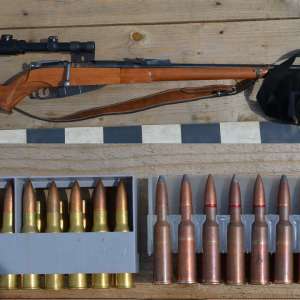 Carabina și cartușe descoperite de polițiștii de frontieră suceveni, la Cârlibaba