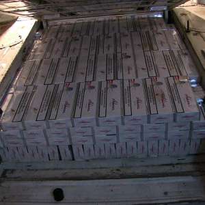 Peste 10.000 pachete cu ţigări de contrabandă, descoperite într-o autoutilitară special modificată pentru transportul țigărilor