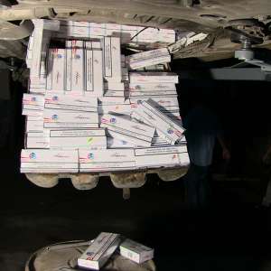 Peste 10.000 pachete cu ţigări de contrabandă, descoperite într-o autoutilitară special modificată pentru transportul țigărilor
