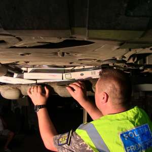 Peste 10.000 pachete cu ţigări de contrabandă, descoperite într-o autoutilitară special modificată pentru transportul țigărilor