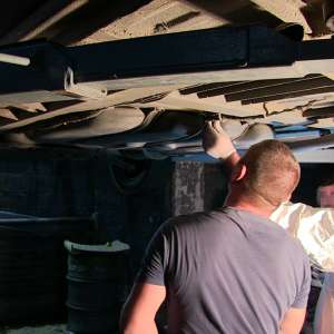 Peste 10.000 pachete cu ţigări de contrabandă, descoperite într-o autoutilitară special modificată pentru transportul țigărilor