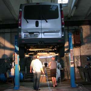 Peste 10.000 pachete cu ţigări de contrabandă, descoperite într-o autoutilitară special modificată pentru transportul țigărilor