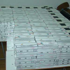 Peste 10.000 pachete cu ţigări de contrabandă, descoperite într-o autoutilitară special modificată pentru transportul țigărilor