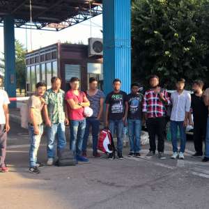 Unsprezece migranţi şi două călăuze, depistaţi de poliţiştii de frontieră de la Vărşand