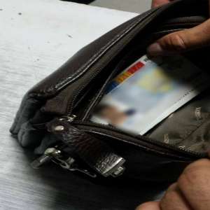 Carte de identitate românească falsă, ascunsă în borseta unui cetăţean moldovean
