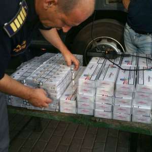 Țigări ascunse într-un automarfar, confiscate în Punctul de Trecere a Frontierei Jimbolia