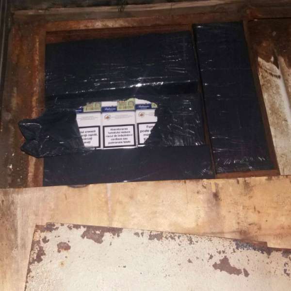 Țigări de contrabandă ascunse în podeaua dublă a unui microbuz, descoperite la P.T.F. Albița