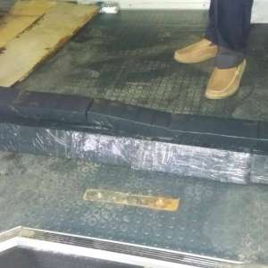 Țigări de  contrabandă ascunse în podeaua dublă a unui microbuz, descoperite la P.T.F. Albița