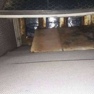 Țigări de  contrabandă ascunse în podeaua dublă a unui microbuz, descoperite la P.T.F. Albița