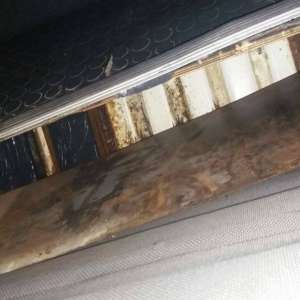 Țigări de  contrabandă ascunse în podeaua dublă a unui microbuz, descoperite la P.T.F. Albița