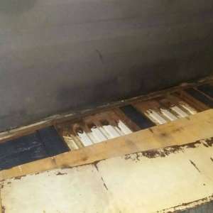 Țigări de  contrabandă ascunse în podeaua dublă a unui microbuz, descoperite la P.T.F. Albița