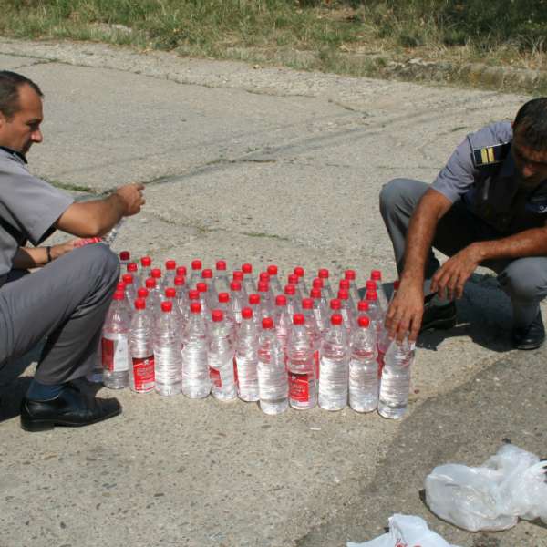 Alcool fără documente de provenienţă, confiscat de poliţiştii de frontieră mehedinţeni