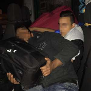 2 cetăţeni români ascunşi într-un microbuz, depistaţi la P.T.F. Nădlac