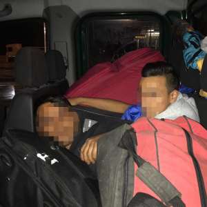 2 cetăţeni români ascunşi într-un microbuz, depistaţi la P.T.F. Nădlac