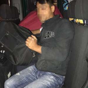 2 cetăţeni români ascunşi într-un microbuz, depistaţi la P.T.F. Nădlac