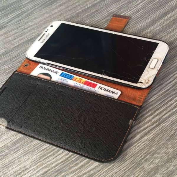 Carte de identitate românească falsă, ascunsă în husa telefonului mobil al unui cetăţean moldovean