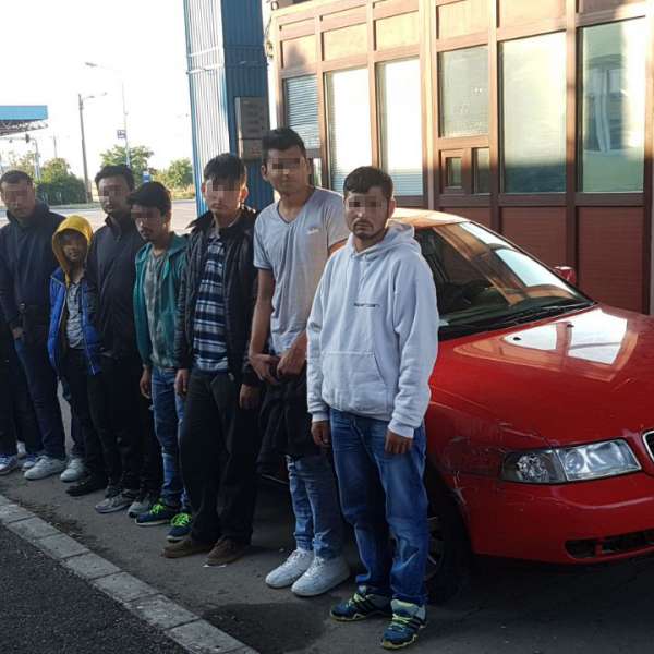 Opt migranţi înghesuiți într-un autoturism, depistaţi de poliţiştii de frontieră de la Vărşand
