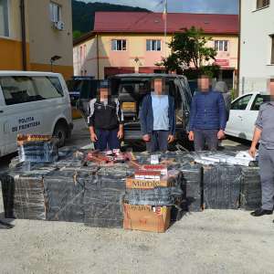 Cetăţeni români reţinuţi cu focuri de armă, la frontiera de nord