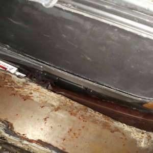 Ţigarete de contrabandă ascunse în aripile unui autoturism