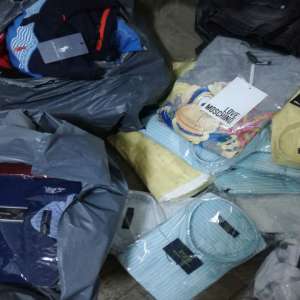 Zeci de articole de îmbrăcăminte susceptibile a fi contrafăcute, confiscate în P.T.F. Vama Veche