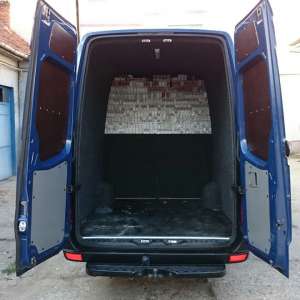 Aproximativ 15.000 de pachete cu ţigări, ascunse în pereţii dublii, portiere sau bordul unor autovehicule