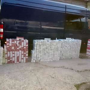 Aproximativ 15.000 de pachete cu ţigări, ascunse în pereţii dublii, portiere sau bordul unor autovehicule