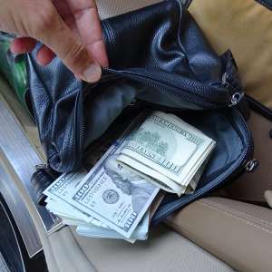 182.000 dolari nedeclarați și ascunși în torpedoul mașinii unui cetățean bulgar, confiscați de polițiștii de frontieră de la Giurgiu