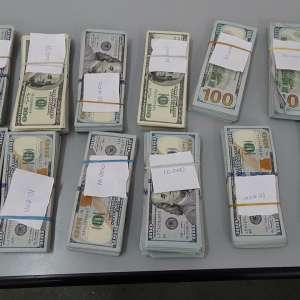 182.000 dolari nedeclarați și ascunși în torpedoul mașinii unui cetățean bulgar, confiscați de polițiștii de frontieră de la Giurgiu