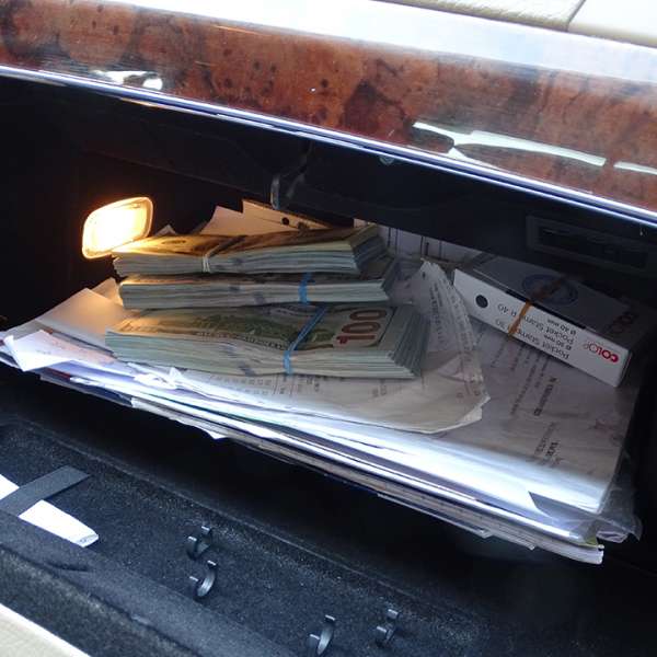 182.000 dolari ascunși în torpedoul mașinii unui cetățean bulgar, confiscați de polițiștii de frontieră de la Giurgiu
