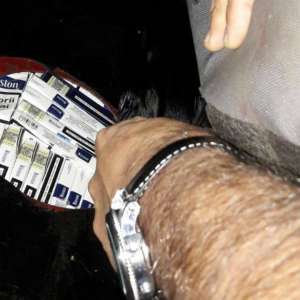 Aproximativ 90.000 de țigarete ascunse în podeaua, portierele și aripile din spate ale unui autoturism