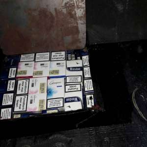 Aproximativ 90.000 de țigarete ascunse în podeaua, portierele și aripile din spate ale unui autoturism
