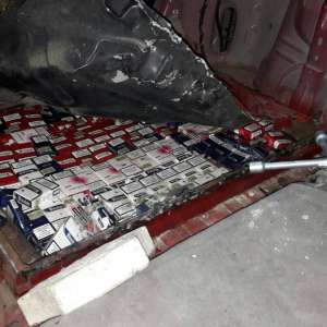 Aproximativ 90.000 de țigarete ascunse în podeaua, portierele și aripile din spate ale unui autoturism