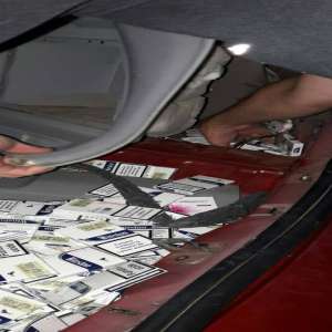 Aproximativ 90.000 de țigarete ascunse în podeaua, portierele și aripile din spate ale unui autoturism