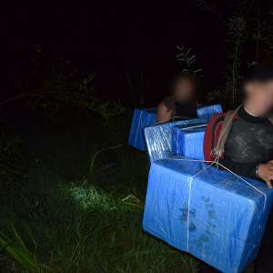 Doi ucraineni care au încercat să introducă ilegal în țară țigări de contrabandă, reținuți la frontiera de nord