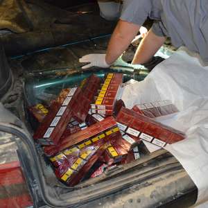 Doi ucraineni care au încercat să introducă ilegal în țară țigări de contrabandă, reținuți la frontiera de nord