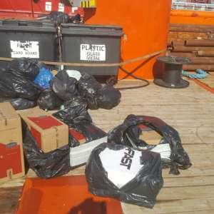 Aproximativ 100.000 de ţigarete de contrabandă, ascunse în tomberoanele de gunoi de la bordul unei nave sub pavilion Norvegia